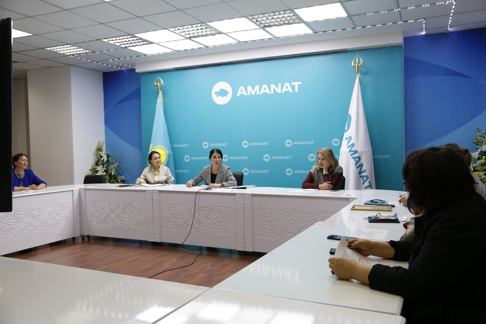 "AMANAT» партиясы Әйелдер қанатының 2026 жылға арналған жұмыс жоспарын талқылау бойынша дөңгелек үстел
