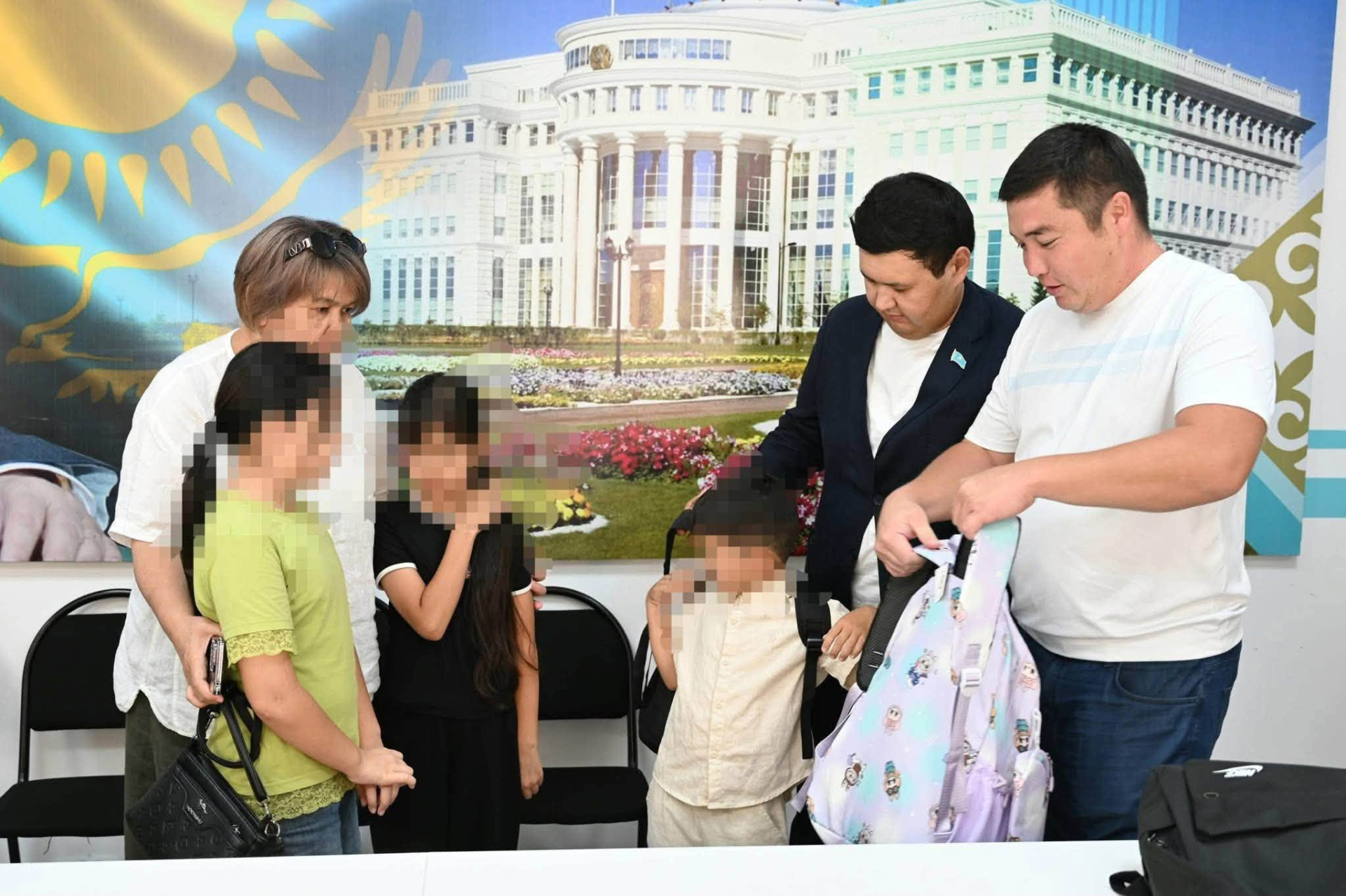 ЖЕТІСАЙ АУДАНЫНДА «МЕКТЕПКЕ НЫҚ ҚАДАММЕН» АКЦИЯСЫ АЯСЫНДА ОҚУШЫЛАРҒА ҚОЛДАУ КӨРСЕТІЛДІ